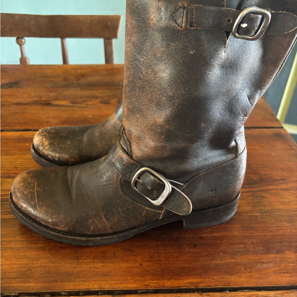 FRYE distressed veronica short moto boots hardly warn